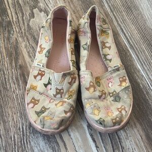 TOMS Kids Owl Print Slippers - Beige and Pink